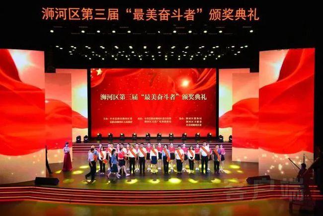 1月25日，天津南开大学人民医院，急诊大厅秒变“水帘洞”疑因水管冻爆导致，网友：希望别有急诊被耽误